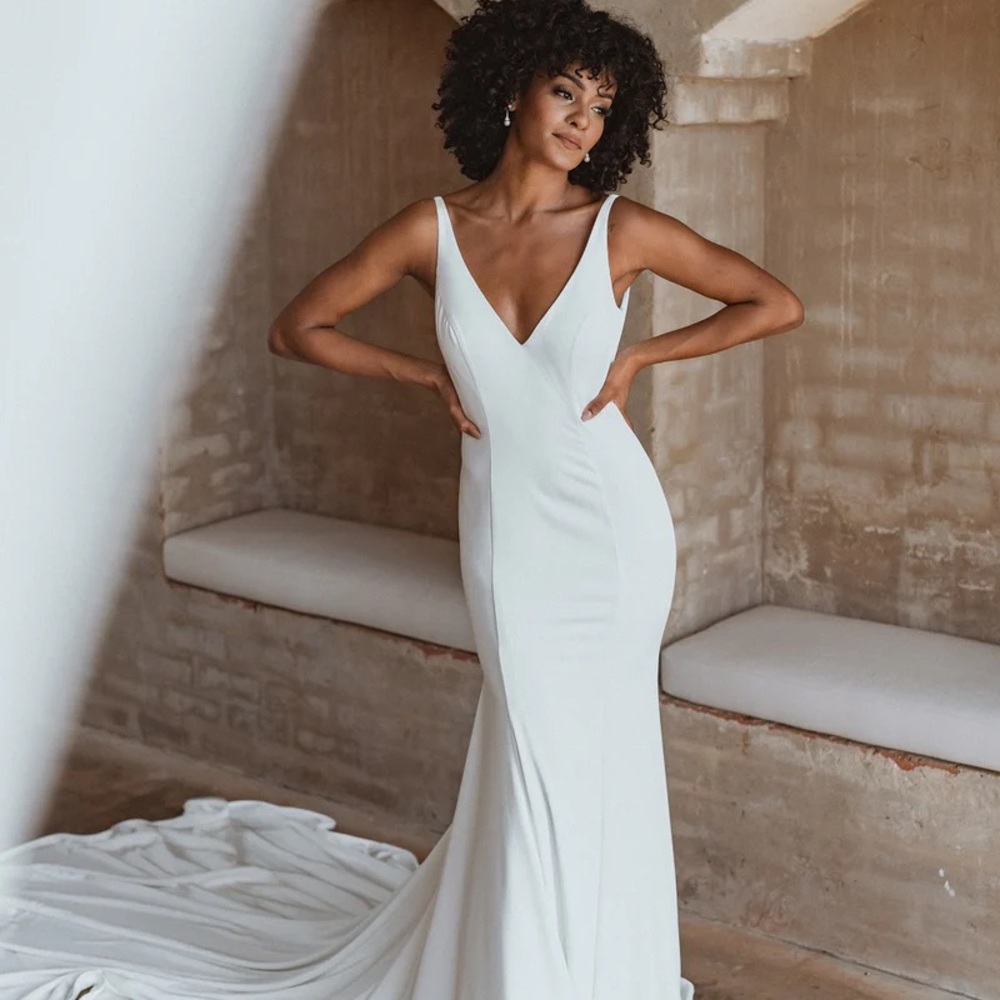 Chic White V-Neck Wedding Gown